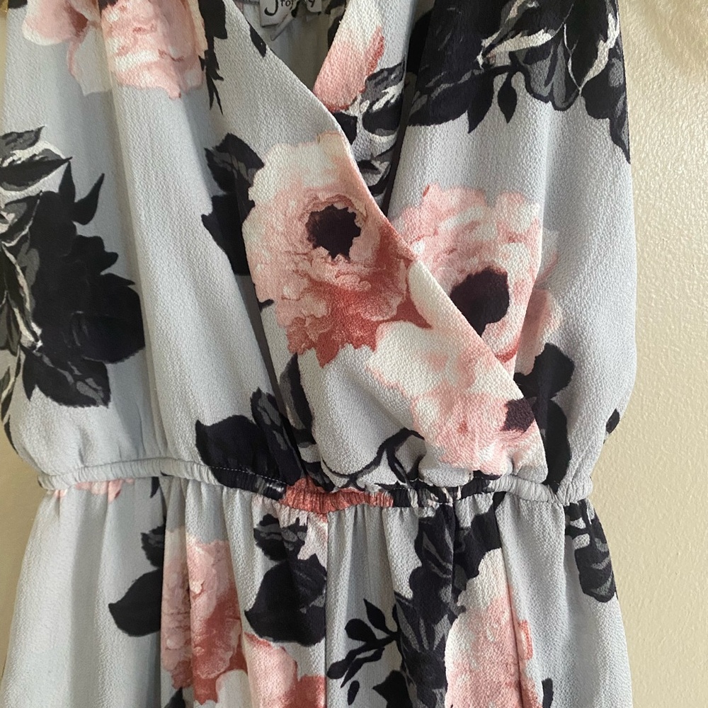 Chic Floral Jumpsuit in Pink and Black - Picture 2 of 3